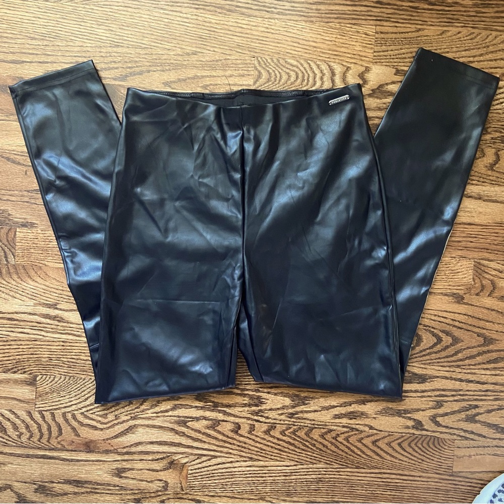Fabletics Vegan Leather Pull On Leggings Pants Black sz L EUC